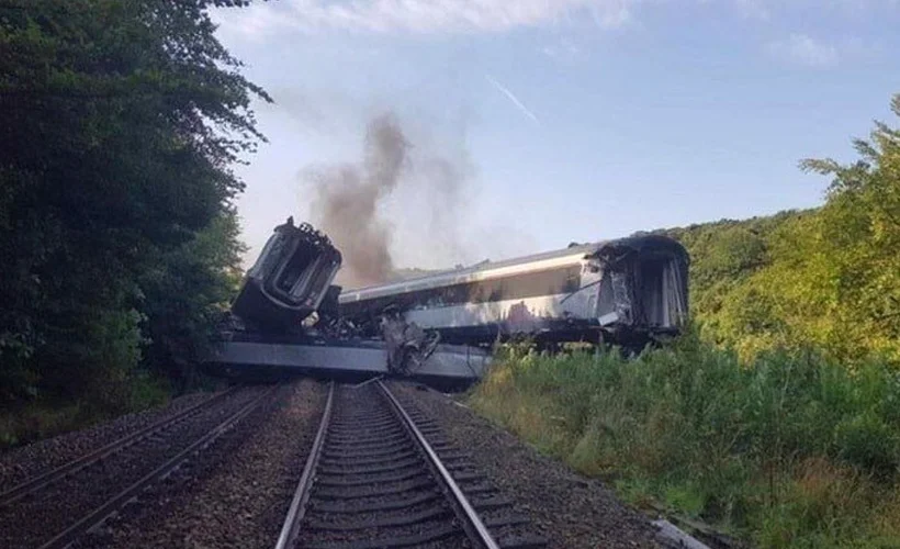 İskoçya'da yolcu treni raydan çıktı: Çok sayıda yaralı var