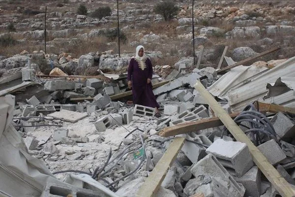 İsrail askerleri Batı Şeria'da Filistinlilere ait bir ev ile su deposunu yıktı