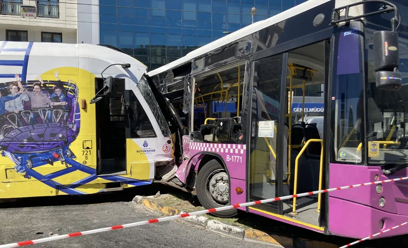 İstanbul'da feci kaza: Tramvay halk otobüsüne çarptı