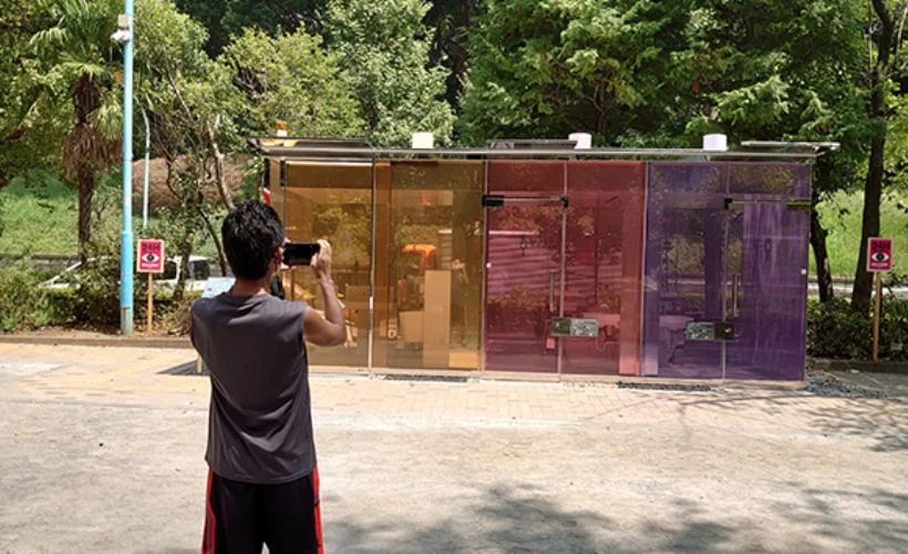 Japonya'daki şeffaf tuvalete Tokyo halkından yoğun ilgi
