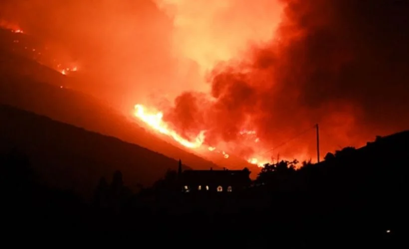 Kaliforniya'nın Los Angeles şehrinde çıkan orman yangını hızla yayılıyor