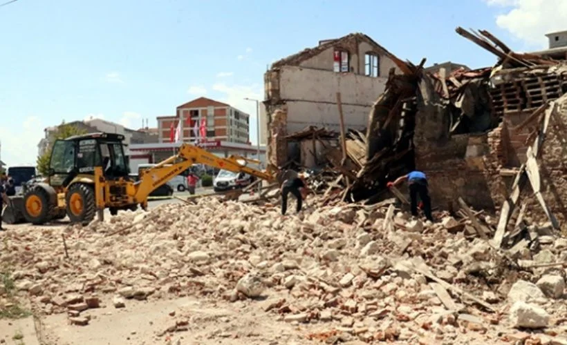 Kırklareli'nde kullanılmayan tarihi un fabrikasının çatısı ve duvarları çöktü