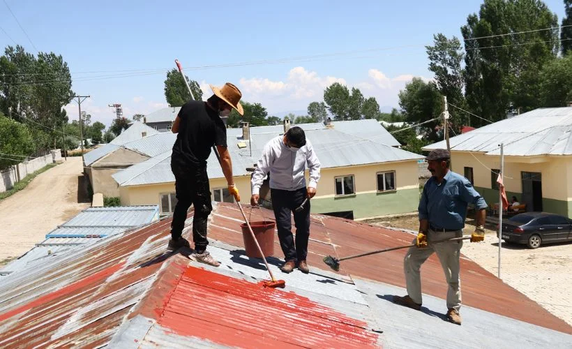 Konyalı öğretmen yazdığı kitabın geliriyle doğudaki köy okullarını onardı