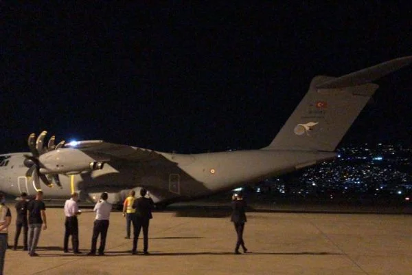 Lübnan'a tıbbi yardım malzemeleri getiren uçak Beyrut'a indi
