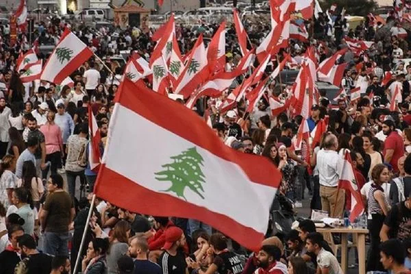 Lübnanlılar patlamayı protesto etmek amacıyla Beyrut'ta meclise doğru yürüyor