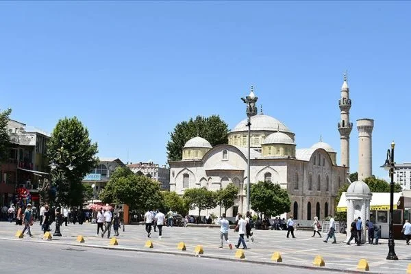 Malatya'da Kovid-19 tedbirleri kapsamında mesai saatlerinde düzenlemeye gidildi