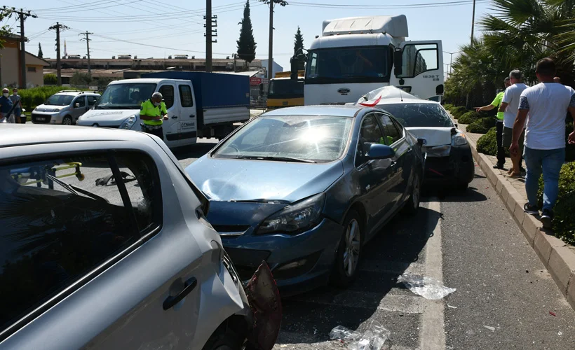 Manisa'da zincirleme kaza: 5 yaralı