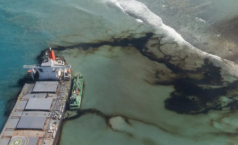 Mauritius'ta petrol faciasına sebebiyet veren geminin kaptanı tutuklandı