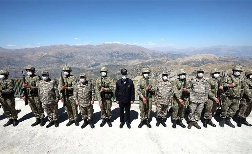 Milli Savunma Bakanı Akar ve komutanlardan Irak sınır hattındaki birliklere denetleme