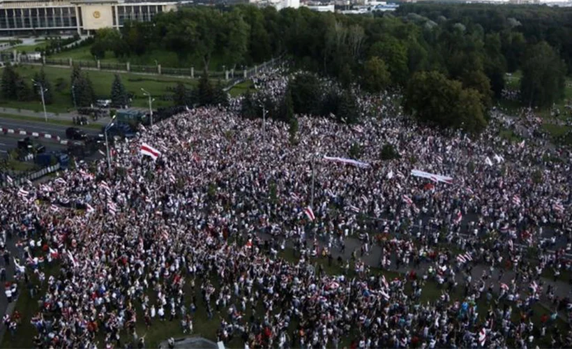Minsk'te on binlerce kişi, Lukaşenko'ya karşı sokaklardaydı