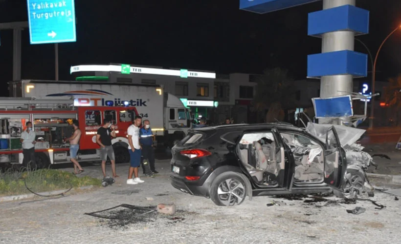 Muğla'da cip, demir tabelaya çarptı: 2 ölü, 3 yaralı