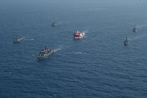 Oruç Reis sismik araştırma gemisine Türk Deniz Kuvvetleri refakat ediyor