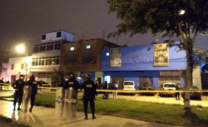 Peru'da yasağı umursamayıp gece kulübüne gidenlere polisten baskın :13 ölü