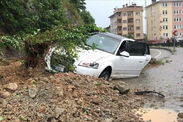 Rize'de yağmurla kayan toprağın altına aldığı otomobildeki 4 kişi kurtarıldı