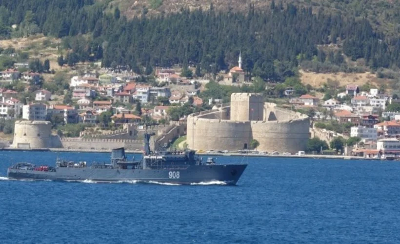 Rus savaş gemisi Çanakkale Boğazı'ndan geçti