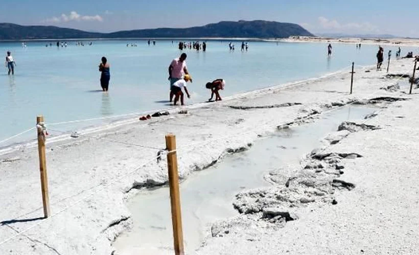 Salda Gölü sahilinde çukurlar oluştu