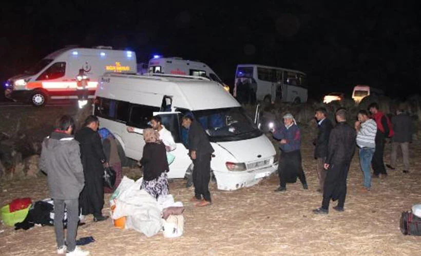 Şanlıurfa'da tarım işçilerini taşıyan minibüs devrildi: 1 ölü, 25 yaralı