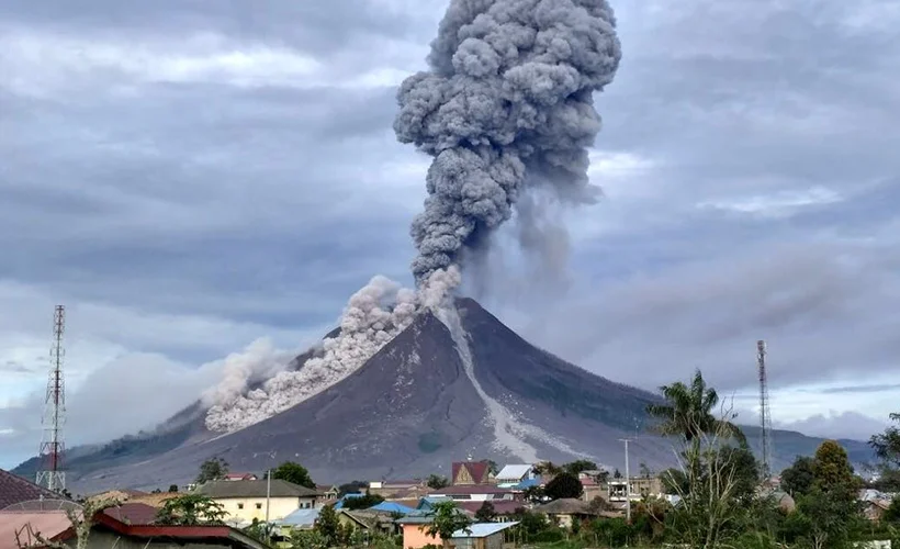 Sinabung Yanardağı'nda patlama