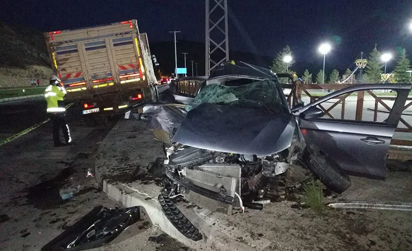 Sivas'ta kamyonla ticari araç çarpıştı: 3 ölü, 1 yaralı