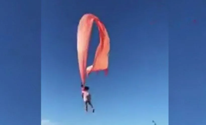 Tayvan'daki festivalde uçurtmaya asılan çocuk 30 metre havalandı