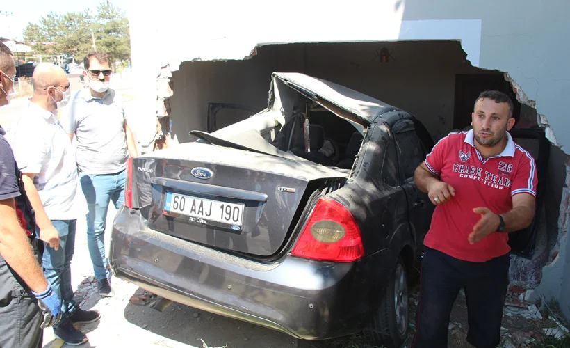 Tokat'ta otomobil yatak odasına girdi