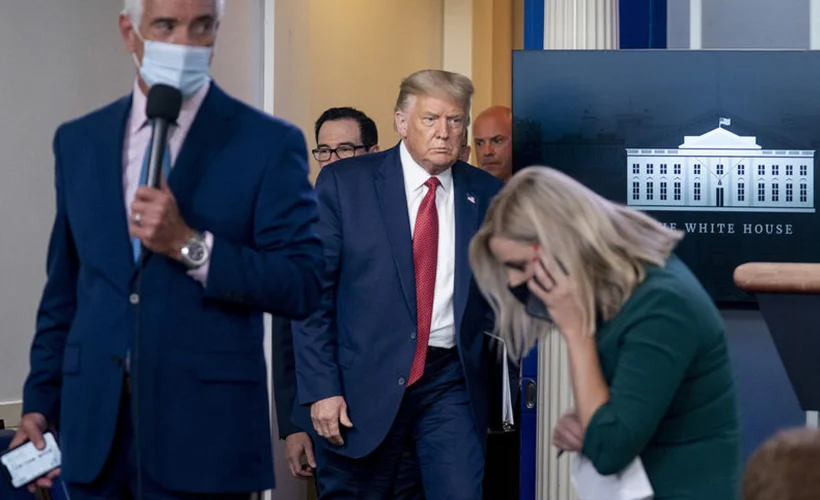 Trump'ın basın toplantısını bölen silah sesleri!