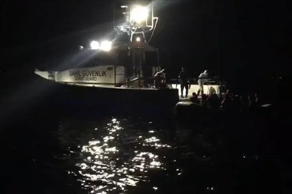 Yunan sahil güvenlik unsurlarınca Türk kara sularına itilen 63 sığınmacı kurtarıldı