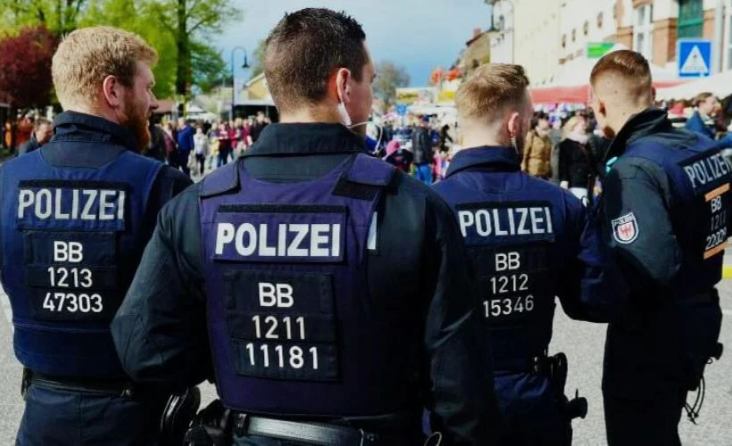 29 Almanya polisi ırkçı propagandalar sebebi ile görevden alındı