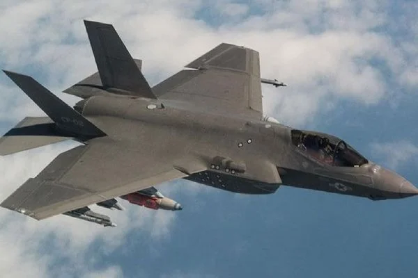 ABD'ye ait F-35B savaş uçağı yakıt ikmali sırasında düştü