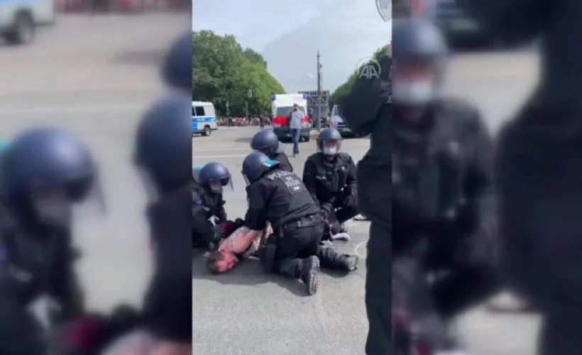 Almanya'da polisin kadın protestocuya yumruk attığı o anlar...