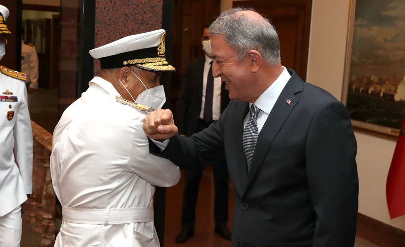 Bakan Akar, Libya Deniz Kuvvetleri Komutanı ile görüştü