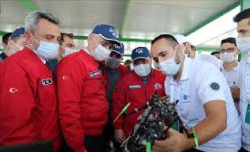Bakanlar Karaismailoğlu ve Varank TÜRKSAT Model Uydu Yarışması'na katıldı