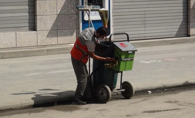 Çöp arabasını özenle temizleyen temizlik işçisi sosyal medyada ilgi odağı oldu
