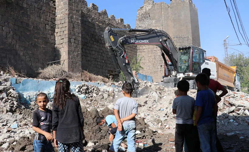 Diyarbakır surlarındaki kaçak yapılar yıkılıyor