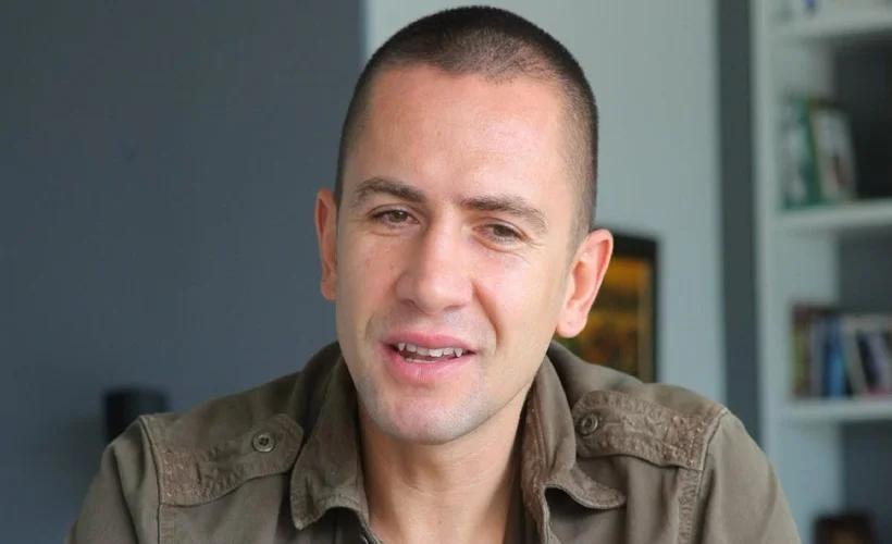 Emre Aşık kimdir?