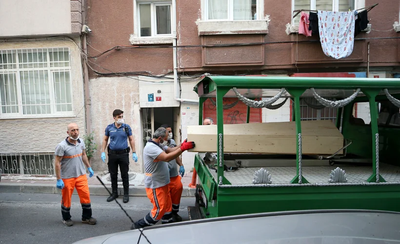 Fatih'te Kanadalı kadın apartmanın merdivenlerinde ölü bulundu