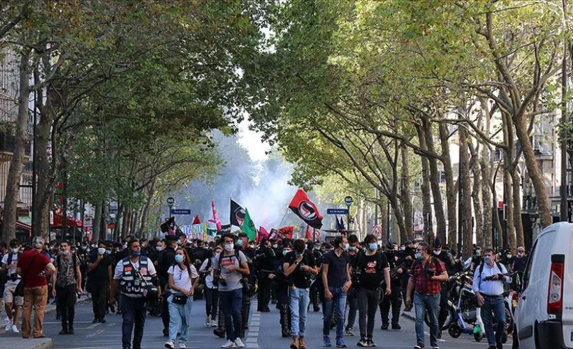 Fransa'da, Cumhurbaşkanı Macron'un yönetimi ve hükümetin ekonomik ve sosyal politikalarına karşı gösteriler düzenlendi.