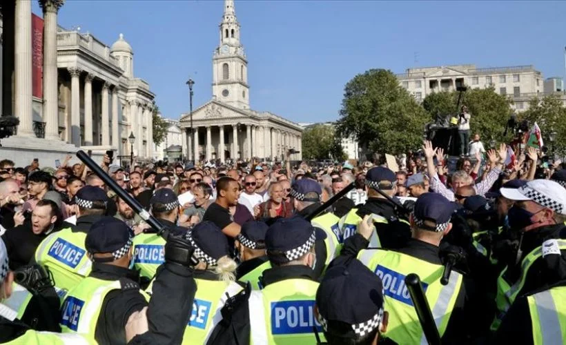 İngiltere'de polis protestoculara müdahale etti