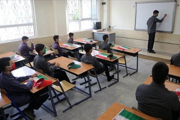 İran'da Kovid-19'a rağmen okulların açılması eleştirilere neden oldu