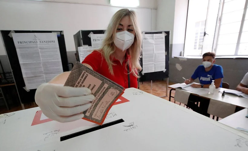 İtalya'da halk referandum için sandık başında