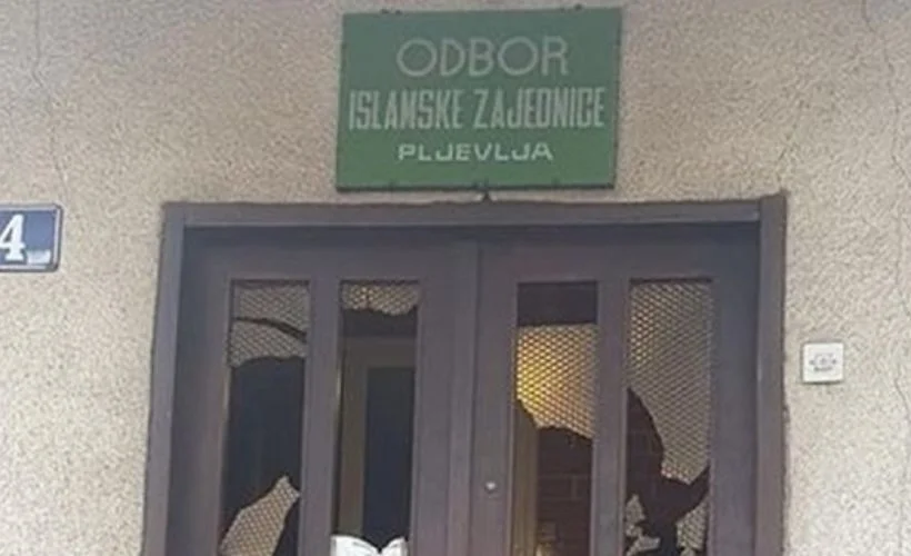 Karadağ'da Müslüman Boşnakları hedef alan provokasyonlarda İslam Birliği binasına çirkin saldırı