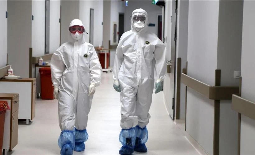 Kovid-19 ile mücadelenin 'beyaz melekleri' hastalara moral veriyor