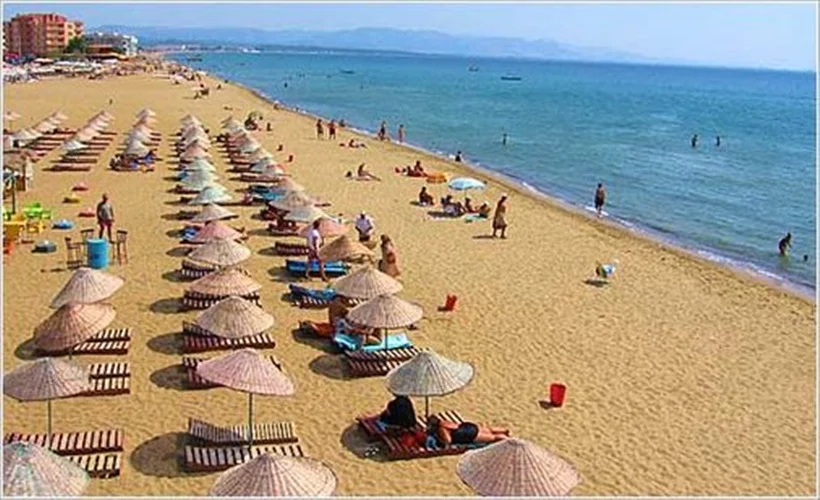 Kum ve sahiliyle Sarımsaklı