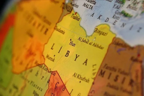 Libya'da Hafter milisleri, Ras Lanuf Limanı'ndaki bir gemiye saldırdı