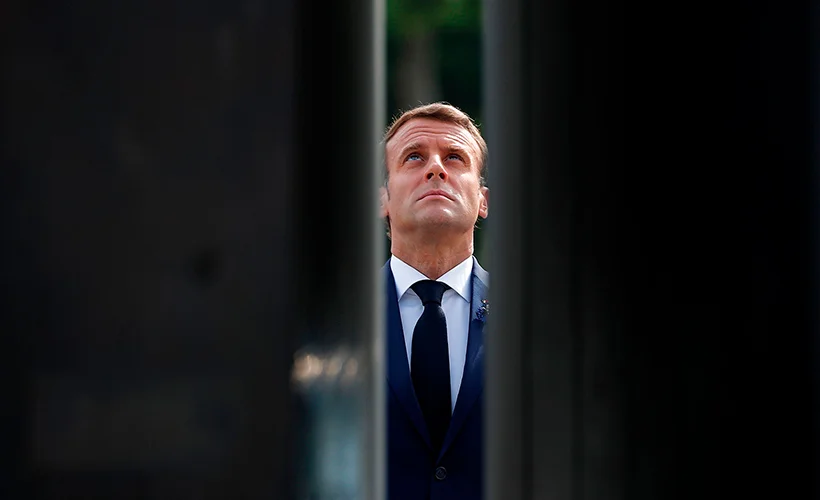 "Macron boyunu aşan sularda"