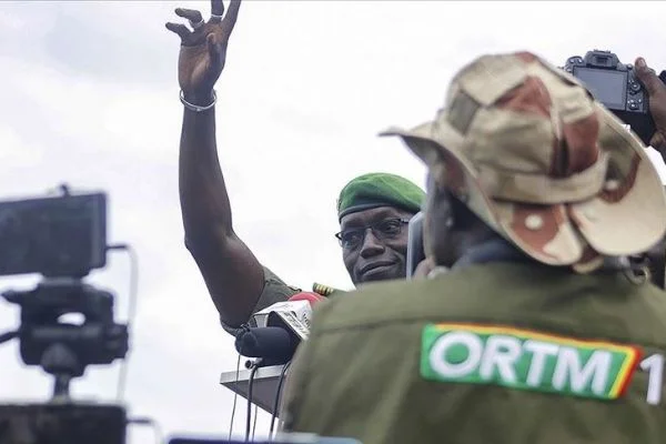 Mali'de darbeciler eski milletvekili ve bakanlardan resmi araçları iade etmelerini istedi