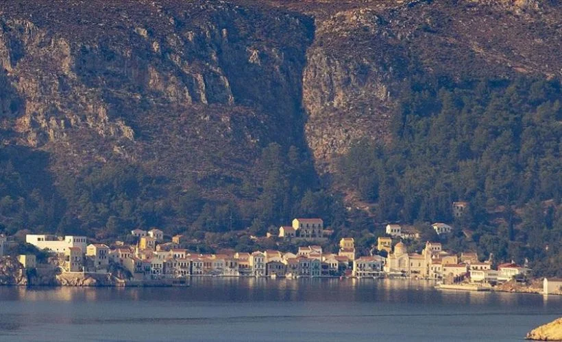 Meis Adası'ndaki insan hareketliliği Kaş'tan rahatça görülebiliyor