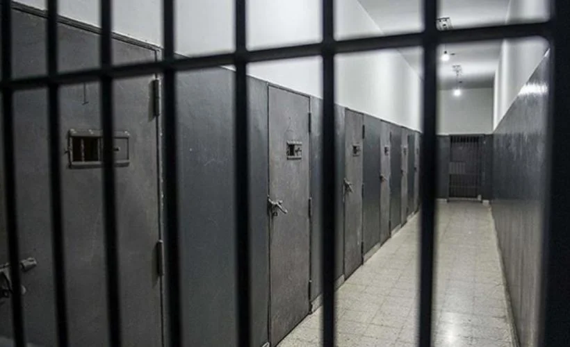 Mısır'da tutuklu olan muhalif hapishanedeki hücrede hayatını kaybetti