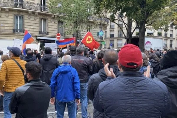 Paris'te terör örgütü PKK yandaşları ve Ermenilerden Türkiye ve Azerbaycan karşıtı gösteri