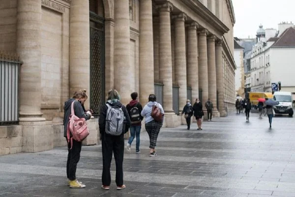 Reuters: Paris'te büyük bir patlama sesi duyuldu